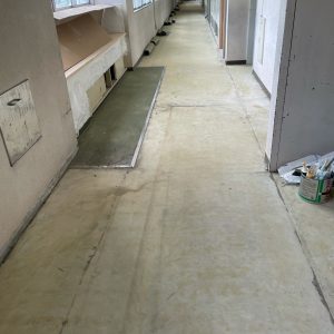 スマート建築_校舎改装 床はぎ廊下After