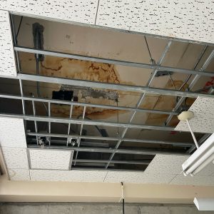 スマート建築_校舎改装 雨漏り天井裏