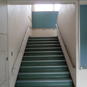 スマート建築_校舎改装 床はぎ階段Bfore