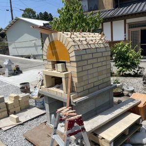 ピザ窯 アーチ部分の耐火レンガ設置完成目地入れ込み準備写真