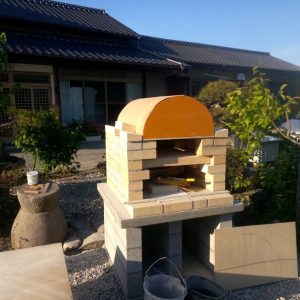 ピザ窯製作 7段目まで完成アーチ部分の型枠設置写真