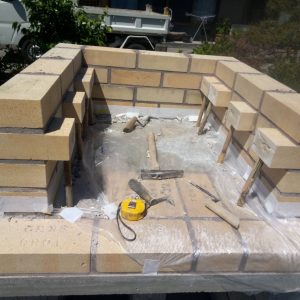 ピザ窯製作の様子 1段目と2段目3段目4段目まで積み上げた写真