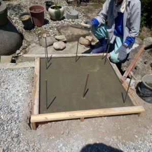 ピザ窯 基礎打ち完成とアンカー差し写真