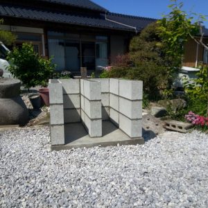 ピザ窯 薪入れスペース&土台のコンクリートブロック完成写真