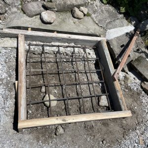 ピザ窯 基礎打ち用枠と配筋完了写真
