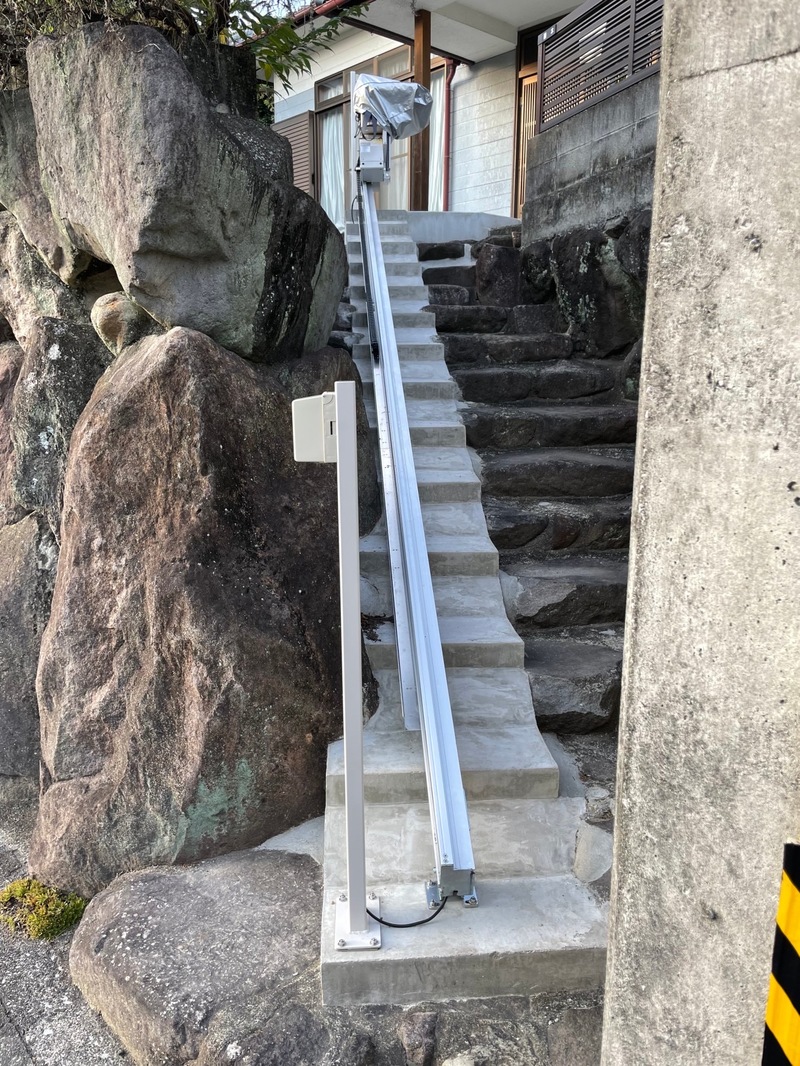 石垣を積み上げた家に階段昇降機設備のサムネイル