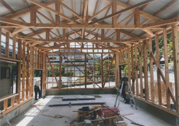 ガルバリウム波板＆合掌造りの倉庫